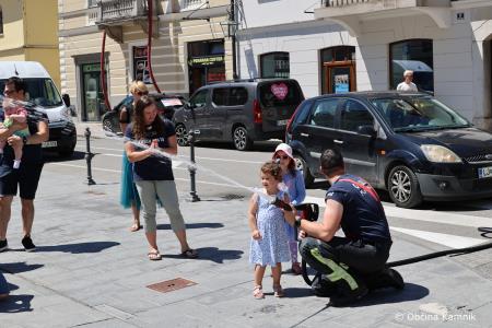 Kamnik obiskala bolna Karolina z družino  (15)